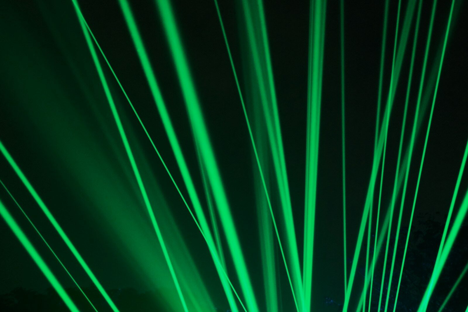 a green light is shining in the dark